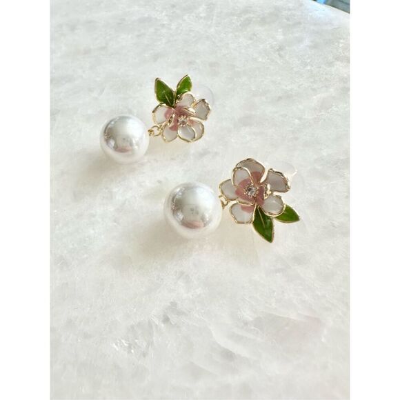 Light pink and white cherry blossom pearl dangle earrings - Picture 1 of 2